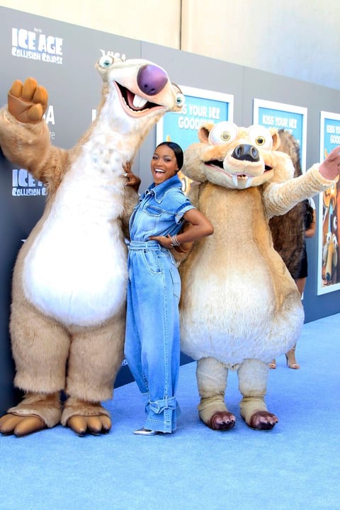 La actriz Keke Palme posa junto a los simpáticos personajes de la cinta.