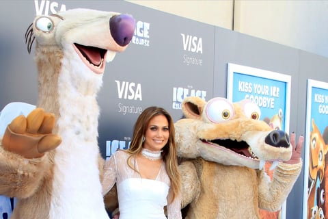 Jennifer Lopez acudió a la exhibición y posó junto a los protagonistas de la película.