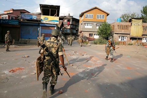 Soldados paramilitares indios caminan de regreso hacia su campamento durante el toque de queda en Srinagar, capital de la Cachemira india