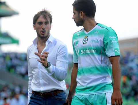 Luis Zubeldía y Diego de Buen platican al terminar el encuentro.