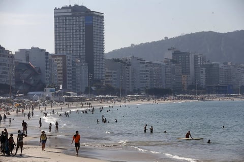 Turistas disfrutan la playa Copacabana en Río de Janeiro (Brasil). La caída del dólar y el aumento de precio de algunos servicios, como los hoteles, encarecerán la ciudad brasileña de Río de Janeiro durante los Juegos Olímpicos de agosto, aunque los turistas la encontrarán más accesible económicamente que durante el Mundial de fútbol 2014.