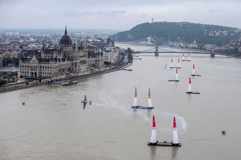 Una imagen puesta a disposición por Global Newsroom mostrando el austriaco Hannes Arch, que se realiza durante la cuarta etapa de la Red Bull Air Race World Championship en Budapest , Hungría.
