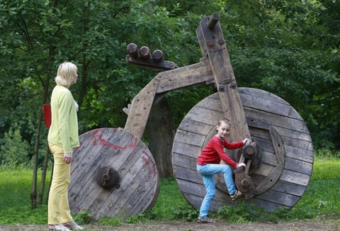 Un niño juega en la instalación de arte  “bicicleta” por el artista bielorruso Dmitry Surskiy durante la exposición al aire libre Islands- 2016 de arte en un parque en Minsk, Bielorrusia.