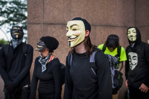 Los manifestantes vestidos con máscaras de Guy Fawkes se reúnen cerca de una protesta contra el candidato presidencial republicano de Estados Unidos, Donald Trump antes del inicio de la Convención Nacional Republicana en Cleveland, Ohio.