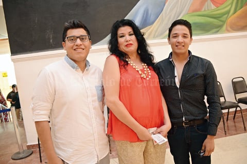 14072016 EN EL TEATRO.  Gerardo, Estela y Fernando.
