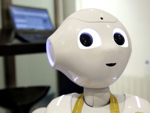 La consultora tecnológica Everis ha presentado hoy mediante su robot Pepper los resultados financieros de su último ejercicio fiscal, tanto en España como en el resto de mercados.