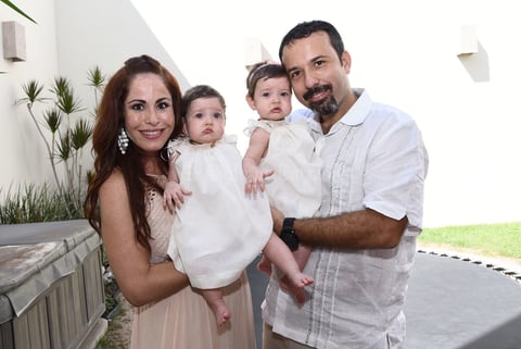 Sofía y Luciana con sus papás, Pilar González Arriaga y Fernando García Gándara.jpg