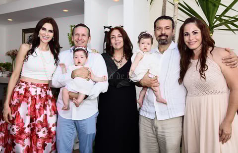 Sonia Delgado, Alberto Arriaga, Liliana Fischer, Fernando García y Pilar González con Sofía y Luciana.jpg