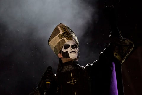 La banda sueca Ghost hizo vibrar a su público reunido en uno de los escenarios principales del festival Hell and Heaven 2016.