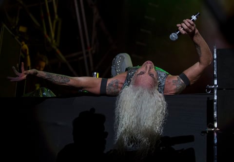 La melena de todos los fanáticos empezó a sacudirse de arriba para abajo, mientras que el baile y los saltos predominaban en esta fiesta metalera.