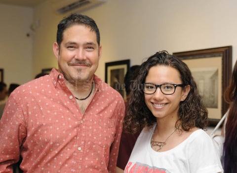 22072016 EN UNA EXPOSICIóN DE ARTE.  Iker y Karla.