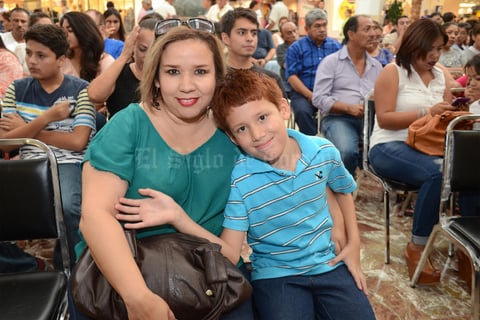 22072016 DISFRUTAN ESPECTáCULO.  Silvia y Óscar.