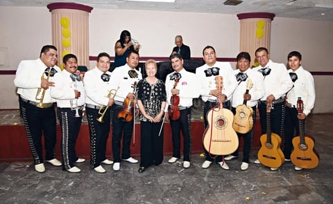 24072016 La festejada con el Mariachi Garibaldi.
