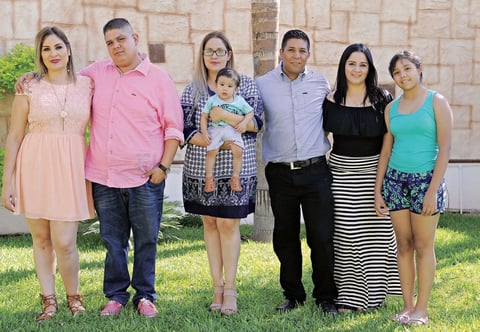 24072016 GRATOS MOMENTOS.  El pequeño Andre acompañado de su familia en reciente festejo.