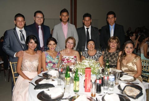 24072016 EN FESTEJO FAMILIAR.  Carlos Noyola con su esposa, Paty, y sus hijos, Jorge, Carlos y Daniela, teniendo como invitados a Erik, Betty, Nayeli, Adriana de Mora y Margarita de Salcido.