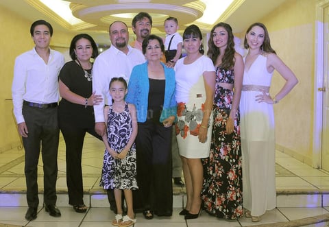 24072016 FELIZ CUMPLEAñOS.  Raquel Santibáñez acompañada de sus hijos y familiares.