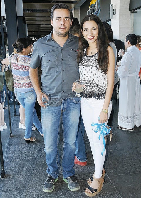 24072016 EN INAUGURACIÓN.  Ernesto Galán y Kim Najera.