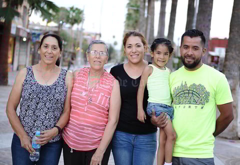 24072016 EN DISTRITO COLóN.  Carmen, Irene, Chelsea, María y Yahir.