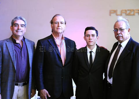 24072016 EN UN CERTAMEN DE BELLEZA.  Ángel, Carlos, Joshua y Silvestre.