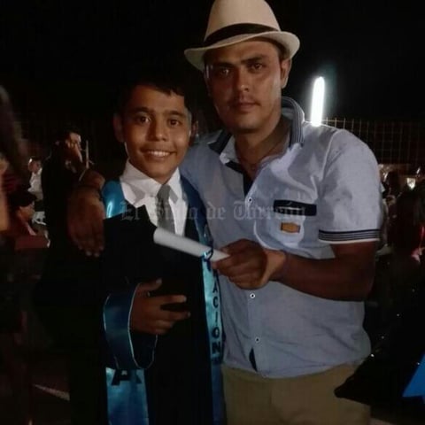 24072016 SE GRADúA.  Uriel Gómez Torres con su papá, Carlos Gómez.