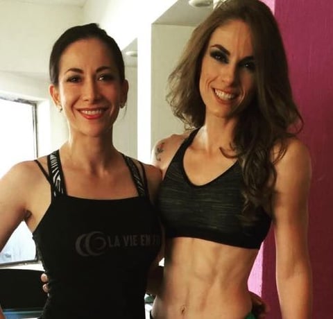 Elena Maka (izq.) es la entrenadora que está detrás del cambio de la "argentina-lagunera". (Cortesía)