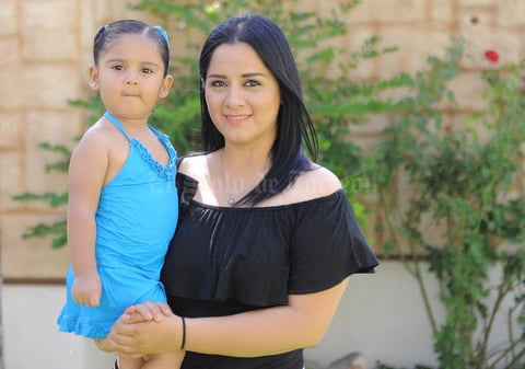 25072016 POSAN PARA LA CáMARA.  Ana Victoria y Lily.