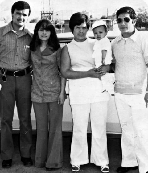 24072016 Carlos Rogelio García López, cantante lagunero, mejor conocido como “Pedro Vicente”, con sus padrinos y papás
en su bautizo.