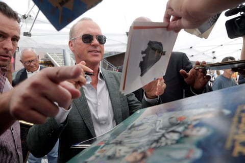 El actor aprovechó para firmar autógrafos a sus fanáticos.