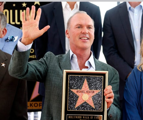Michael Keaton develó su estrella en el Paseo de la Fama de Hollywood.