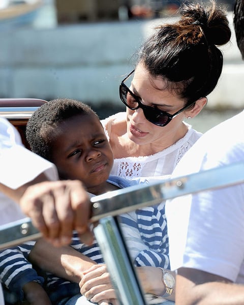 Sandra Bullock decidió adoptar a su hijo Louis en 2010 luego de divorciarse de Jesse James, posteriormente también adoptó a una niña llamada Laila, ella es madre soltera de estos dos pequeños.