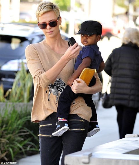 La actriz sudafricana Charlize Theron adoptó a su hijo Jackson después de terminar su relación con Stuart Townsend y después sumó a su familia de dos a la pequeña August.