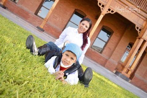 30072016 Jesús Mario con su mamá, Gabriela Reyes Muñoz. - Mayra Olivares Fotografía