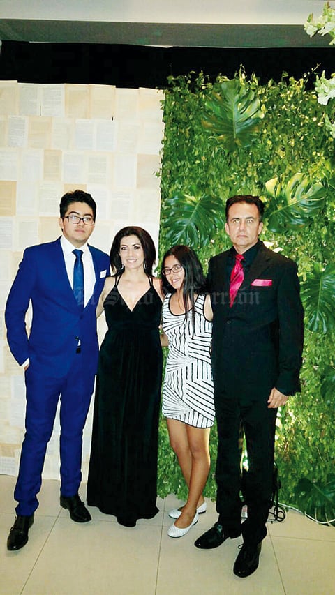 31072016 EN FAMILIA.  Fernando Armando Máynez Peña con sus papás, Paty y Fernando Máynez, y su hermana, Paulina.