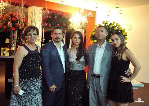 31072016 Los novios acompañados por los organizadores del evento.