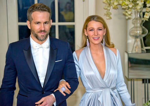 La relación entre Ryan Reynolds y Blake Lively surgió durante el rodaje de “Linterna Verde” en 2011, pero nadie esperaba que llegaran al altar. Ya tienen una hija: James, y están esperando otro bebé.