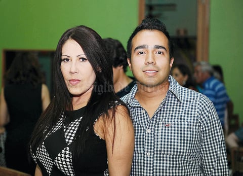01082016 EN UNA CAFETERíA.  Aracely y Oziel.