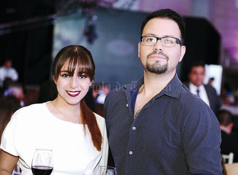 01082016 POSAN PARA LA CáMARA.  Luisa y Apolo.
