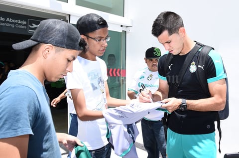 Jesús Molina firmando autógrafos a los aficionados santistas.