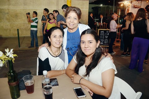 03082016 SE DIVIERTEN.  Ana, Luisa y David.