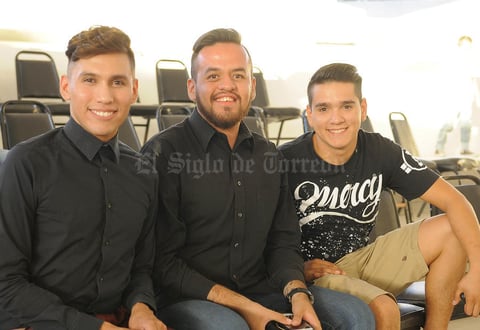 04082016 ASISTEN A CONCURSO DE BELLEZA.  Rodrigo, Gerardo y Paco.
