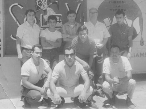 31072016 Rodolfo Ponce, Mario Olvera, Ernesto Prieto, Don Jaime E. SÃ¡nchez (f), Ponciano Guevara, Fernando Guevara (f), Alberto Guevara (f), J. MartÃ­nez Meza y Gustavo Meraz (f), en las afueras de la desaparecida TlapalerÃ­a Jaime Estrens en TorreÃ³n, Coahuila.