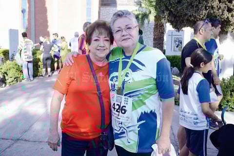 07082016 EN CARRERA ATLéTICA.  Rosy y Alicia.