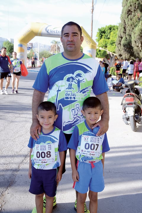 06082016 PARTICIPAN EN CARRERA.  Salomón, Alan y Aarón.