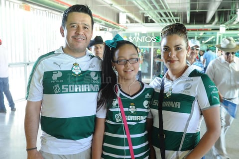 06082016 EN FAMILIA.  Pablo, Valeria y Edith.