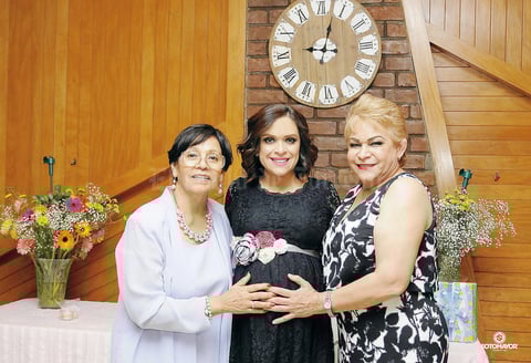 07082016 Anni en compañía de su suegra, Elba, y su mamá, Carmen. - Erick Sotomayor Fotografía