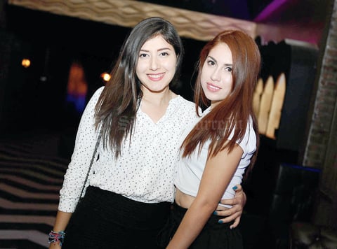 05082016 MUY GUAPAS.  María y Paola.