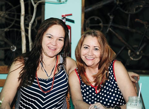 05082016 DIVERTIDAS.  Sabrina y Patricia.