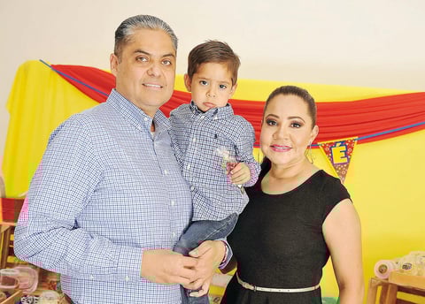 08082016 ¡FELIZ CUMPLEAñOS!  José Torres en su festejo de cumpleaños. Lo acompañan sus papás, José Luis y Adriana.