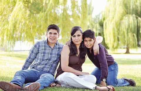08082016 EN FAMILIA.  Karla con sus hijos, Farid y Hassan.