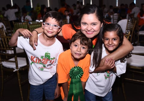 05082016 CLAUSURA DE CURSO DE VERANO.  Franco, Camila, Diego y Marifer.